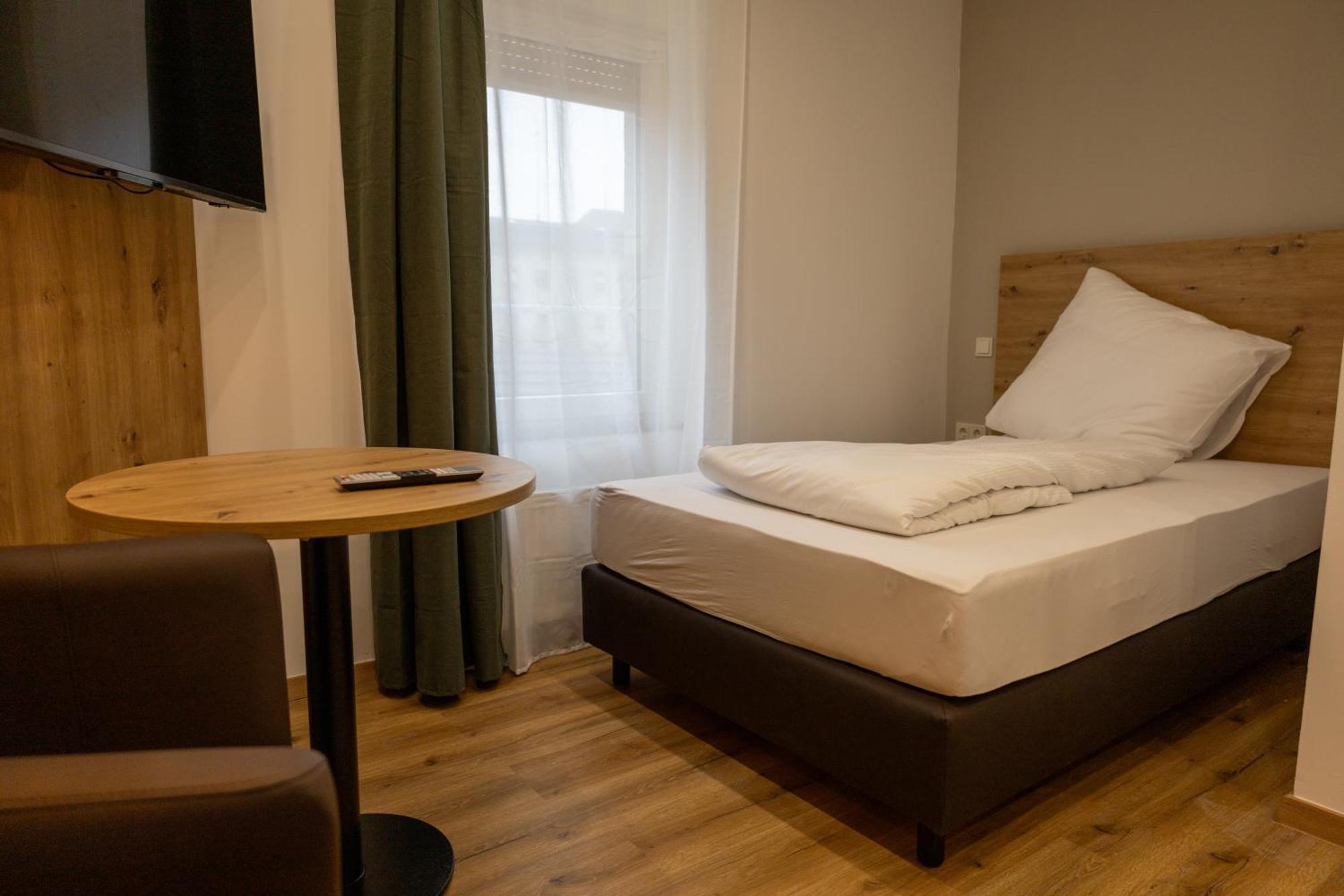 Hln Apartments Am Bahnhof Saarbrücken Esterno foto